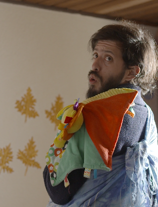 Hombre cargando un bebe