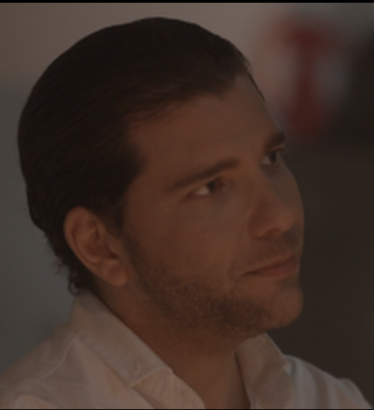 Priemro plano homrbe mirando al infinito