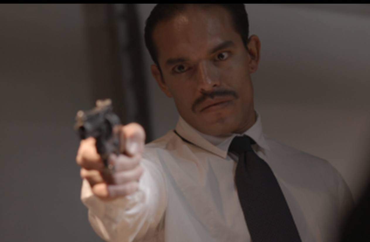 Toma de un hombre apuntando con un arma 