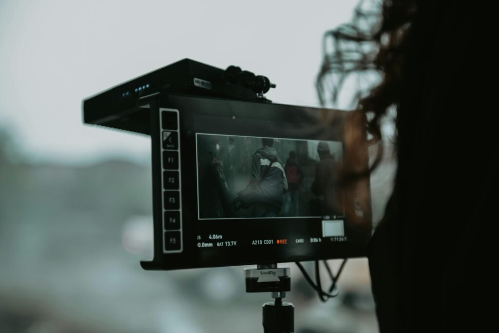 Monitor de video mostrando una escena oscura con hombres.